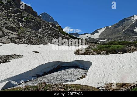 Malerische Schneegebiete, Bäche und Gipfel an einem sonnigen Sommertag entlang des Wanderweges zum Blue Lake in der Wildnis der indian Peaks, colorado Stockfoto