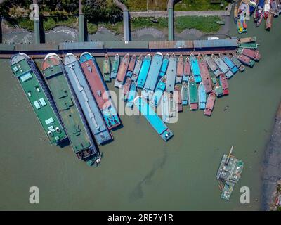 Der Hafen von Barishal am 26. Juli 2023, offiziell bekannt als Barishal River Port, der zweitgrößte und geschäftigste Flusshafen in Bangladesch nach Dhaka in Bezug auf den Personenverkehr. Es liegt am Ufer des Kirtankhola Flusses in der Stadt Barishal. Der Hafen verkehrt täglich zwischen Dhaka und Barishal sowie den meisten Bezirken im Süden des Landes, darunter Chandpur, Narayanganj, Bhola, Laxmipur, Pirojpur und Barguna. Das Unternehmen betreibt auch Verbindungen zwischen den Bezirken rund um Barishal. (Foto: Mustasinur Rahman Alvi/Sipa USA) Stockfoto