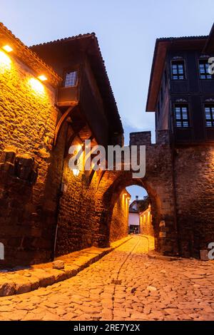 Abendlicher Blick auf eine Kopfsteinpflasterstraße in Plowdiw, Bulgarien Stockfoto