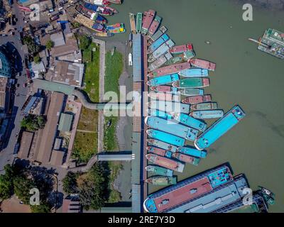 Der Hafen von Barishal am 26. Juli 2023, offiziell bekannt als Barishal River Port, der zweitgrößte und geschäftigste Flusshafen in Bangladesch nach Dhaka in Bezug auf den Personenverkehr. Es liegt am Ufer des Kirtankhola Flusses in der Stadt Barishal. Der Hafen verkehrt täglich zwischen Dhaka und Barishal sowie den meisten Bezirken im Süden des Landes, darunter Chandpur, Narayanganj, Bhola, Laxmipur, Pirojpur und Barguna. Das Unternehmen betreibt auch Verbindungen zwischen den Bezirken rund um Barishal. (Foto: Mustasinur Rahman Alvi/Sipa USA) Stockfoto