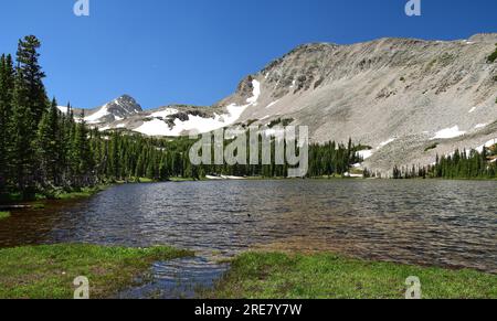 Malerischer mitchell Lake und mt. audobon an einem sonnigen Sommertag entlang des Wanderweges zum Blue Lake, in der Wildnis der indian Peaks, colorado Stockfoto