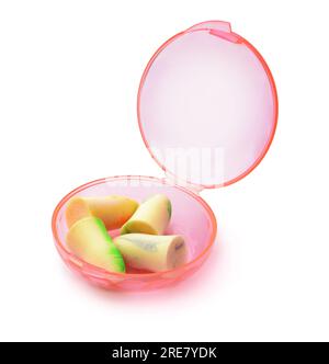Vier Schaumstoff-Gehörschutzstöpsel in einem offenen rosafarbenen Kunststoffbehälter, isoliert auf weiß Stockfoto