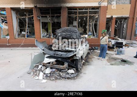 ODESSA, UKRAINE - 14. Juli 2023: Krieg in der Ukraine. Ein zerstörtes ziviles Gebäude und zivile Fahrzeuge nach einem Raketenangriff. Ruinen des Krieges mit der Ukraine. R Stockfoto