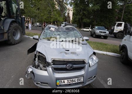 ODESSA, UKRAINE - 14. Juli 2023: Krieg in der Ukraine. Ein zerstörtes ziviles Gebäude und zivile Fahrzeuge nach einem Raketenangriff. Ruinen des Krieges mit der Ukraine. R Stockfoto