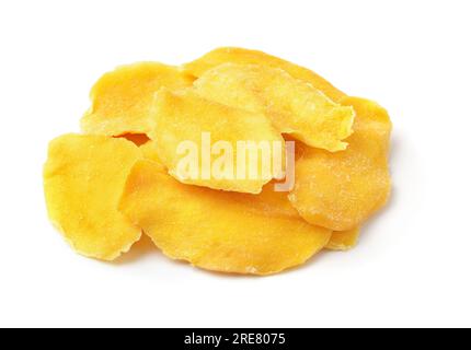 Ein Haufen getrockneter Mangoscheiben, isoliert auf Weiß Stockfoto