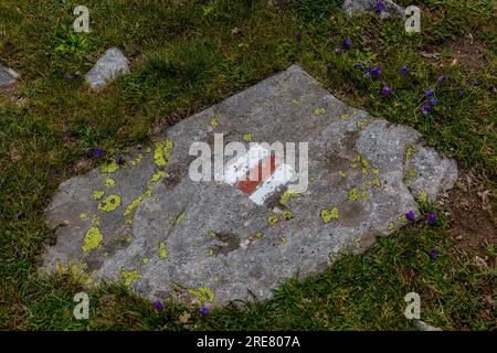 Wandermarkierung auf einem Felsen im Rila-Gebirge, Bulgarien Stockfoto