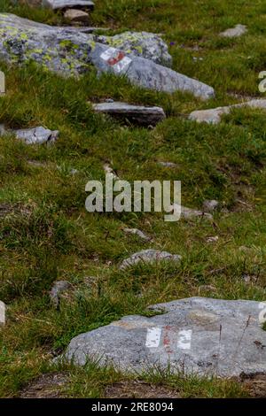 Wandermarkierungen auf einem Felsen im Rila-Gebirge, Bulgarien Stockfoto