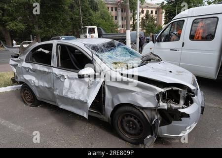 ODESSA, UKRAINE - 14. Juli 2023: Krieg in der Ukraine. Ein zerstörtes ziviles Gebäude und zivile Fahrzeuge nach einem Raketenangriff. Ruinen des Krieges mit der Ukraine. R Stockfoto