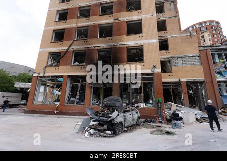 ODESSA, UKRAINE - 14. Juli 2023: Krieg in der Ukraine. Ein zerstörtes ziviles Gebäude und zivile Fahrzeuge nach einem Raketenangriff. Ruinen des Krieges mit der Ukraine. R Stockfoto