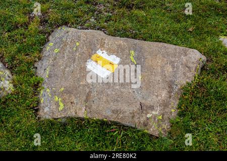 Wandermarkierung auf einem Felsen im Rila-Gebirge, Bulgarien Stockfoto