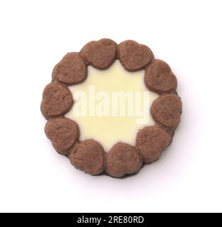 Draufsicht auf runden Keks mit cremefarbener Glasur isoliert auf Weiß Stockfoto
