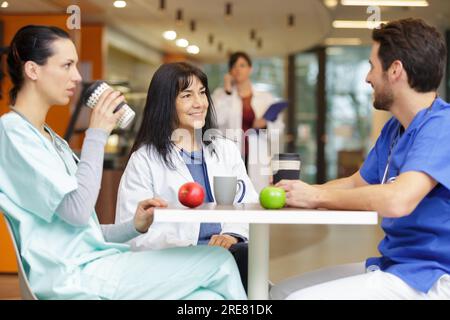 Arzte mit Krankenschwester in der Mittagspause Stockfoto