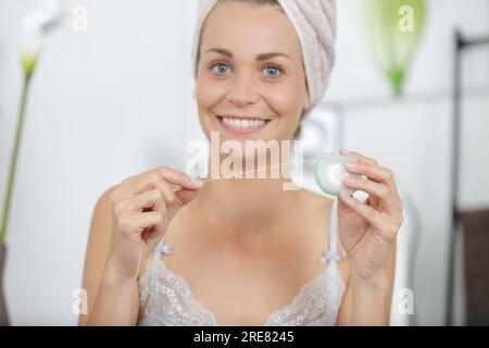 Porträt einer Frau mit Zahnseide Stockfoto