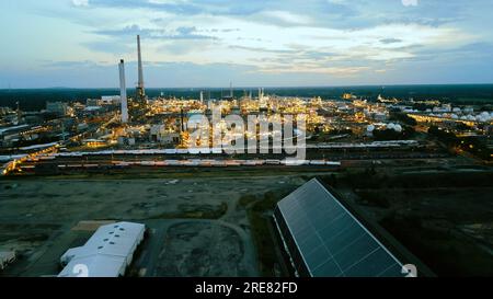 Draufsicht über den chemiepark in Marl Deutschland in der Dämmerung. Stockfoto