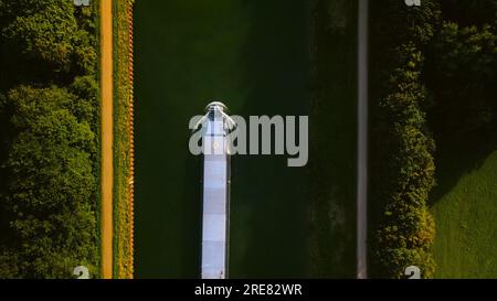 Luftaufnahme eines globalen Frachtschiffes, das durch den Binnenkanal navigiert. Stockfoto