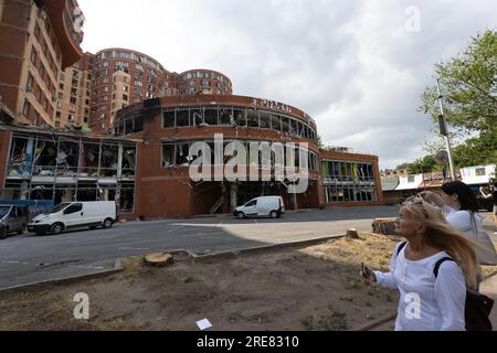 ODESSA, UKRAINE -July14, 2023: Krieg in der Ukraine. Zerstörte das zivile Gebäude nach einem Raketenangriff. Ruiniert den Krieg gegen die Ukraine. Russische Spezialeinheit Stockfoto