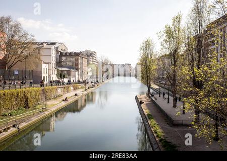 Genießen Sie an einem wunderschönen Frühlingstag einen erhöhten Blick auf den Kanal in der aufstrebenden Canal Saint Martin-Gegend von Paris. Stockfoto