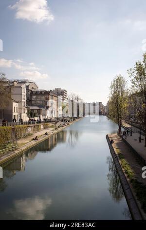 Ein Blick entlang des Kanals im aufstrebenden Canal Saint Martin-Viertel von Paris, an einem wunderschönen Frühlingstag. Stockfoto