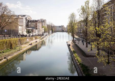 Blick entlang des Kanals im aufstrebenden Canal Saint Martin-Viertel von Paris, an einem wunderschönen Frühlingstag. Stockfoto