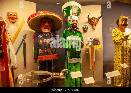Folk Costumes im Museo Nacional de Antropología in Mexiko-Stadt, Mexiko. Stockfoto