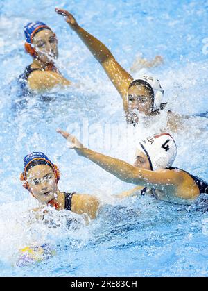 FUKUOKA - 26/07/2023, Brigitte Sleeking in Aktion gegen Giuditta Galardi in Italien im Wasserpolo (Frauen) Halbfinale während des vierten Tages der Schwimmweltmeisterschaft in Japan. ANP KOEN VAN WEEL niederlande raus - belgien raus Stockfoto