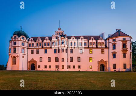 Die Fassade der Burg Celle wird zur blauen Stunde beleuchtet. Foto aufgenommen am 4. Juni 2023 in Celle, Niedersachsen, Deutschland. Stockfoto