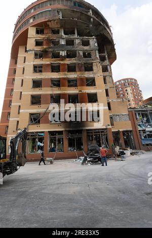 ODESSA, UKRAINE -July14, 2023: Krieg in der Ukraine. Zerstörte das zivile Gebäude nach einem Raketenangriff. Ruiniert den Krieg gegen die Ukraine. Russische Spezialeinheit Stockfoto