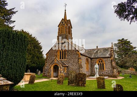 General Alexander Nelson Hood wird von der weißen Statue von St. Michael dem Erzengel auf dem Friedhof der Church in Cricket St Thomas, Somerset, bewacht Stockfoto