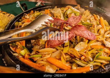 Typisch bulgarisches Essen - Gemüse und Fleisch, das in einem Topf namens sach gebacken wurde Stockfoto