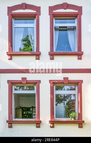 Detail des klassischen Fensters an der Hausfassade in Deutschland Stockfoto