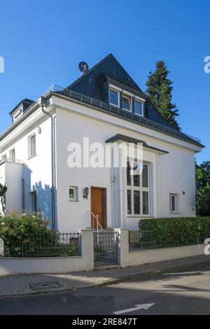 Detail des klassischen Fensters an der Hausfassade in Deutschland Stockfoto