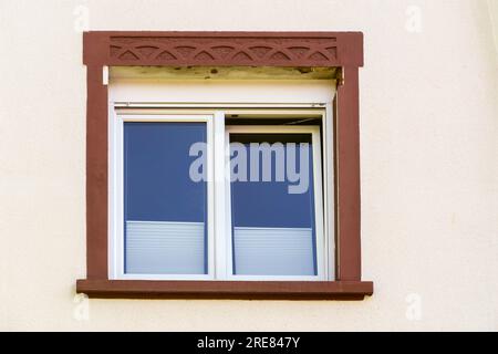 Detail des klassischen Fensters an der Hausfassade in Deutschland Stockfoto