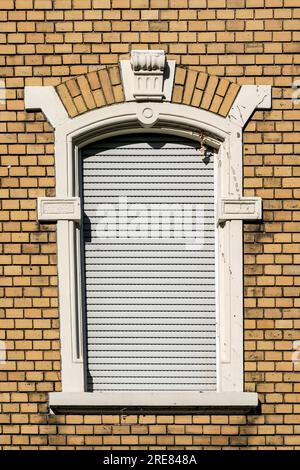 Detail des klassischen Fensters an der Hausfassade in Deutschland Stockfoto