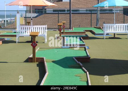 Ein Foto eines Minigolfplatzes auf einem Dach an einem heißen, sonnigen Tag in Delaware Rehoboth. Stockfoto