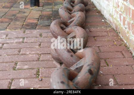 Nahaufnahme einer großen Kette auf einem Ziegelgelände. Stockfoto