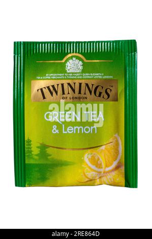 Teebeutel Twinings Green Tea & Zitrone isoliert auf weißem Hintergrund - Royal Warrant Stockfoto