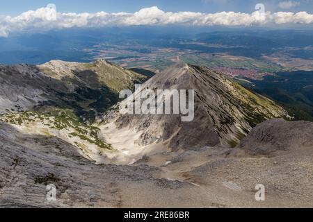 Blick auf das Piringebirge mit Bansko, Bulgarien Stockfoto