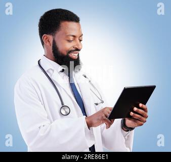 Gesundheitswesen, Tablet und ein schwarzer Arzt auf blauem Hintergrund im Studio für Kardiologieforschung. Medizin, Technik und Innovation mit einem Mann Stockfoto