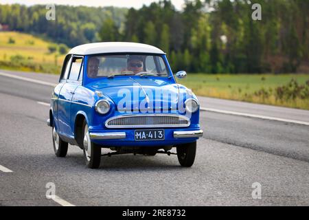 Blauer Borgward Lloyd Alexander TS-Kompaktwagen im Borgward Car Club Finland Annual Drive 2023. Salo, Finnland. 22. Juli 2023 Stockfoto