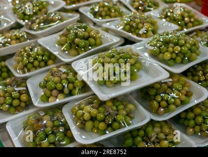 Ciplukan, Physalis angulata Fruit oder Golden berry, Groundcherry, verkauft im Supermarkt, in Yogyakarta, Indonesien Stockfoto