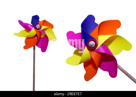 Farbenfrohes Windspiel-Spielzeug auf einem Stab isoliert auf weißem Hintergrund. Helle Papier-Windmühle als Dekoration. Stockfoto