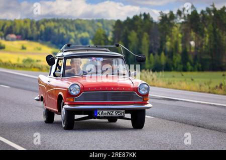 Roter Borgward Arabella-Oldtimer aus Deutschland Teilnehmer am Borgward Car Club Finnland Annual Drive 2023. Road 110, Salo, Finnland. 22. Juli 2023 Stockfoto