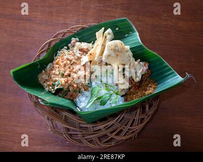 Pecel Pincuk, ein traditionelles javanisches Essen, serviert auf Bananenblättern, eines der umweltfreundlichen Speisepakete. Stockfoto