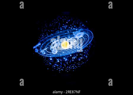 Lasergraviertes Modell des Sonnensystems, einschließlich Erde, in einer Glaskugel. Sonnensystem in der Milchstraße auf schwarzem Hintergrund. Weltraum, Galaxie... Stockfoto