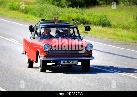 Roter Borgward Arabella-Oldtimer aus Deutschland Teilnehmer am Borgward Car Club Finnland Annual Drive 2023. Road 52, Salo, Finnland. 22. Juli 2023 Stockfoto