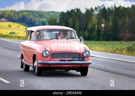 Hellrosa Borgward Hansa 1100 Oldtimer, hergestellt von Carl F. W. Borgward GmbH, auf der Borgward Car Club Finland Annual Drive 2023 in Salo, Finnland. Stockfoto