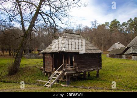 Antikes Haus im Astra-Museum, der wichtigsten ethno-Museumseinrichtung in Rumänien. Stockfoto