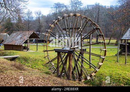 Wasserrad im Astra Museum, der wichtigsten ethnomusealen Institution in Rumänien. Stockfoto