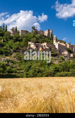 Mittelalterliches Dorf Montbrun-les-Bain im Sommer. Das Dorf auf dem Hügel der Provence befindet sich im Baronnies Provencales Regional Nature Park. Drome, Frankreich Stockfoto