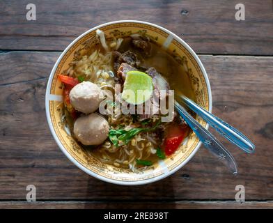 Soto Bakso, eine traditionelle indonesische Fleischsuppe mit Fleischbällchen, Draufsicht. Stockfoto